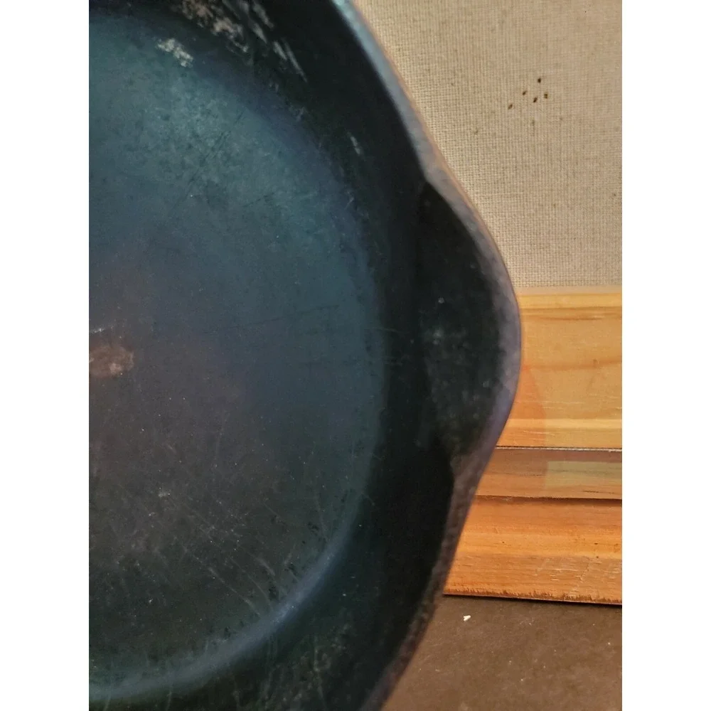 Vintage WAGNER WARE Cast Iron No. 6 Skillet 1056 Z - SITS FLAT Frying Pan Nice